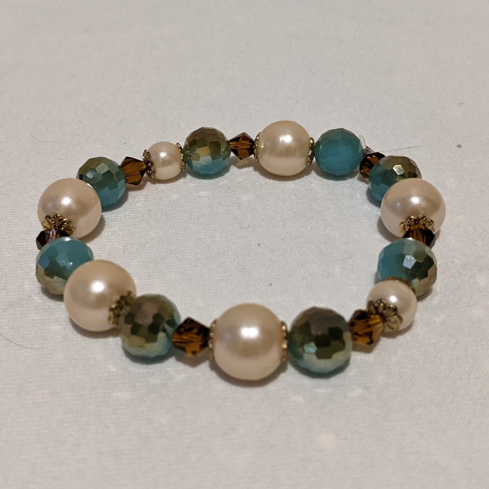 8 Bracelets - Picture 8 of 9